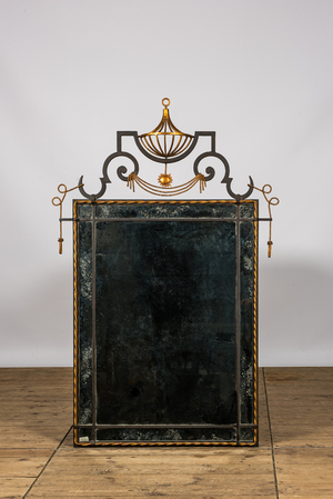 Un miroir de type 'Roussel' de style néo-classqiue en fer forgé et doré, Las Palmas design, 20ème siècle