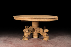 Table ovale en chêne blanchi sur une base centrale richement sculptée à décor de chiens, 19ème