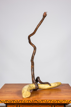 Sculpture en bois polychrome figurant un serpent s'enroulant une défense d'éléphant, probablement Inde, vers 1900