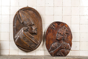 Deux médaillons de forme ovale en bois sculpté figurant un évêque et l'annunciation, 17/18ème