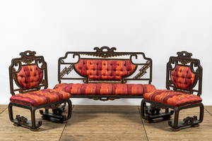 Een Frans oosters geïnspireerd salon bestaande uit een sofa en een paar armstoelen, 19e eeuw