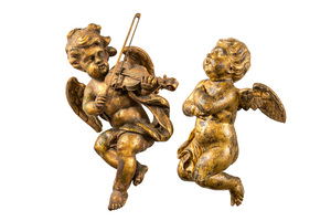 Deux anges en bois sculpté doré dont un jouant du violon, 19ème