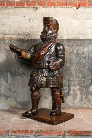 Une figure d'un noble écossais en bois à décor polychrome, 19ème