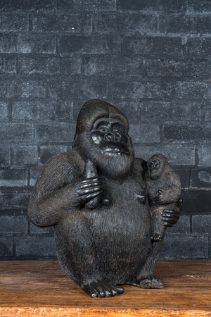 Un gorille en polystone peint en noir, 20ème