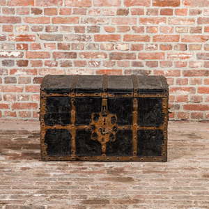 Een houten koffer met lederen bekleding en met smeedijzeren beslag, 18e eeuw