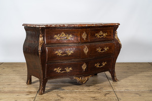 Une commode de style Louis XV aux montures en bronze avec le dessus en marbre, 19ème