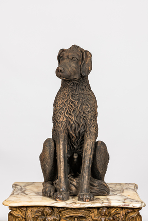 Een gepatineerde terracotta sculptuur van een hond, 19e eeuw