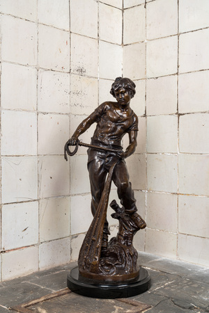 L.F. Moreau (19/20ème) : Pêcheur, bronze patiné sur socle en marbre noir
