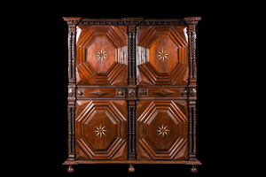 Imposante armoire à quatre portes de style baroque en chêne à décor de parqueterie, 19ème