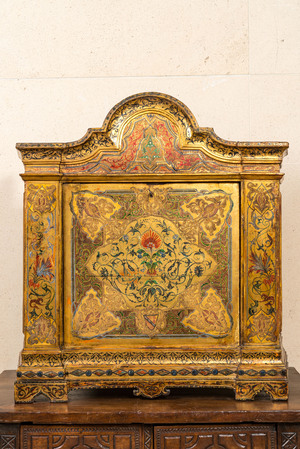 Een Italiaans verguld en beschilderd houten tafelkabinet in oriëntaalse stijl, 19e eeuw