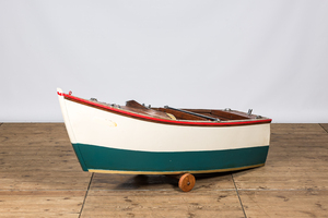 Un yacht de plaisance de moulin de fête foraine en bois et métal polychrome, 20ème