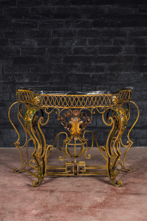 Une console en fer forgé polychrome de style Louis XV avec le dessus en marbre noir, 19ème