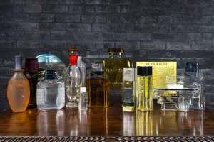 Une collection variée de flacons de parfum, 20ème