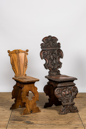 Twee Italiaanse houten sgabello's, waarvan één met mascarons, 19/20e eeuw