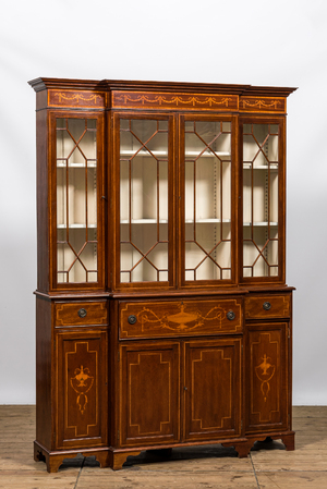 Een Engelse neoclassicistische mahoniehouten bibliotheekkast-secretaire met marqueterie, 19/20e eeuw