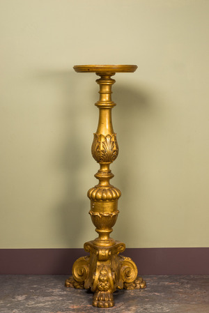 Grand guéridon en bois sculpté et doré reposant sur trois pieds de lion, Italie, 19ème