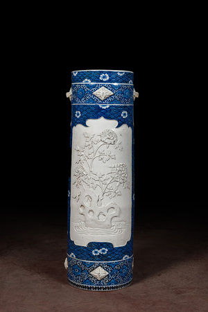 Grand vase cylindrique ou porte-parapluie en porcelaine Arita de Japon en bleu et blanc, Meiji, 19ème