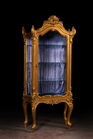 Vitrine de style Rococo en bois richement sculpté et doré, 19ème