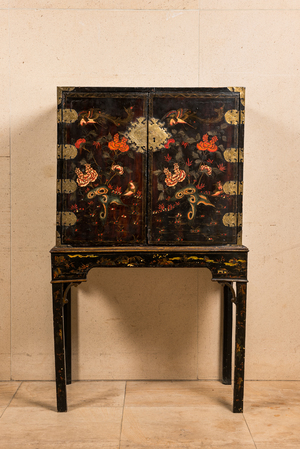 Cabinet sur support en bois peint et laqué à décor chinois, 19ème
