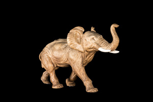 Een grote polychrome terracotta sculptuur van een olifant, 1e helft 20e eeuw