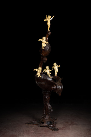 Jardinière ou piédestal en noyer richement sculpté à décor d'anges, 19ème