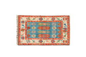 Tapis oriental en laine à décor floral et motifs géométriques, 20ème