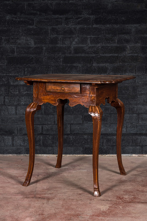Une table d'appoint avec un tiroir en bois, 18ème