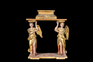 Support en bois sculpté, doré et polychromé reposant sur deux anges, 18ème