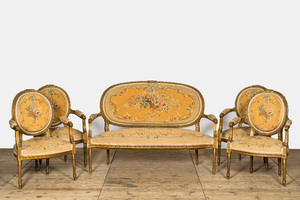 Un ensemble de salon de cinq pièces en bois doré composé d'un canapé et de quatre fauteuils avec garniture brodée, 19ème