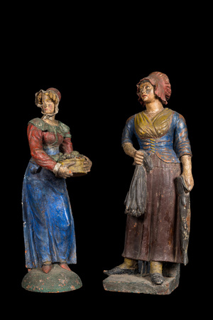 Une paire de grandes figures en terre cuite polychrome d'une vendeuse de poisson et de fruits, 19ème