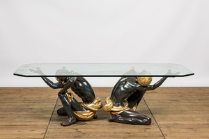 Table basse à plateau en verre reposant sur deux maures en polyester, Italie, 2ème moitié du 20ème