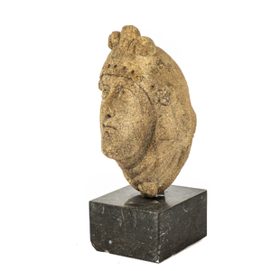 Mascaron en granit d'une tête de femme au diadème fleuronné, 17ème