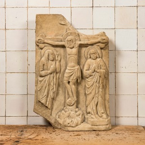 Relief en marbre sculpté à décor du Christ au Golgotha, 17ème