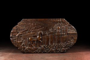 Een groot houten hoogreliëf met voorstelling van het Paard van Troje, 18e eeuw