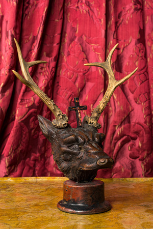 Une sculpture en bois et cornes de cerf représentant la chasse de Saint Hubert, Allemagne, 19/20ème