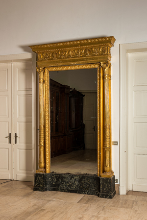 Important miroir de style Empire en bois sculpté et doré sur piètement en bois à patine faux-marbre, France, 19ème
