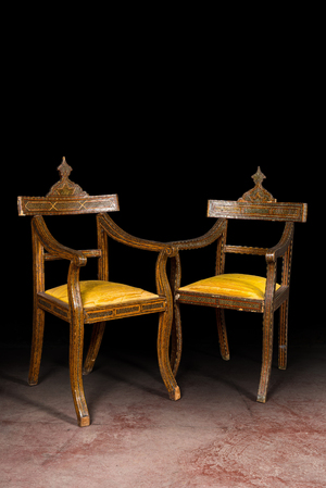 Paire de chaises en bois incrusté d'os à tapisserie en soie, Afrique du Nord, 19ème