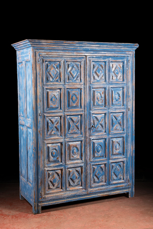 Armoire à deux portes en chêne patiné bleu, France, 20ème aux éléments plus anciens
