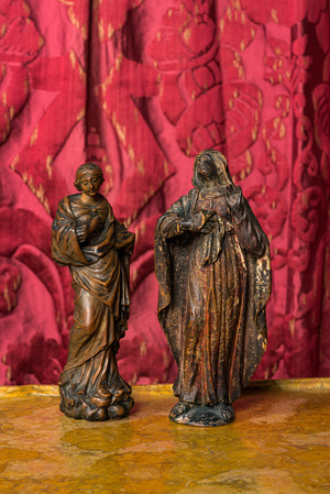 Deux sculptures en bois de Veronica et Mary, 17/18ème