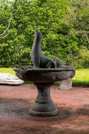 Fontaine en béton patiné à décor de phoques et poissons, 20ème siècle
