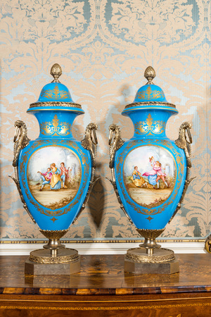 Paire de grands vases couverts en porcelaine à fond 'Bleu céleste' dans le style de Sèvres avec montures en bronze doré, signés Pecchioli, 19/20ème