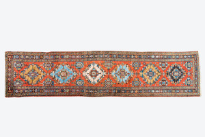 Long tapis oriental en laine à décor floral et de motifs géométriques, 20ème