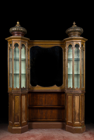 Vitrine de style mauresque en bois polychromé et doré, probablement Angleterre, 19ème