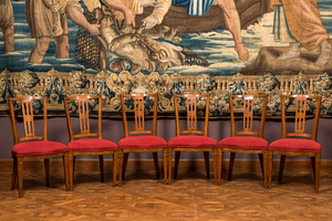 Six chaises de style Louis XVI en bois partiellement tapissées en rouge, la Suède, 19ème