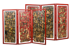 Une paire de paravents en trois parties laqués rouge à décor de collages de personnages historiques, 19/20ème