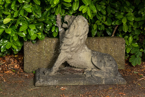 Een stenen reliëf van een leeuw, 19e eeuw