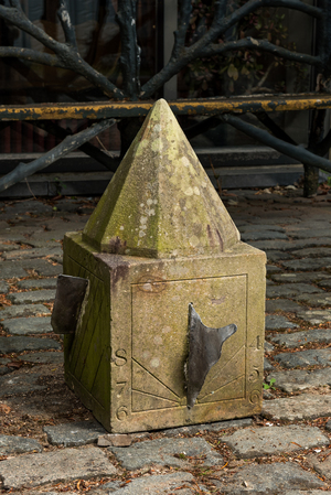 Een stenen zonnewijzer met loden indicators, 19e eeuw
