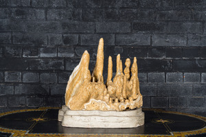 Grand spécimen de stalactites sur socle en bois