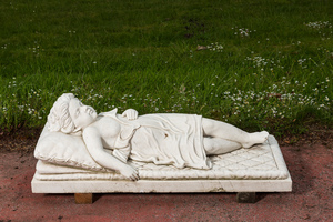 Monument funéraire en marbre blanc représentant une jeune femme endormie, 20ème