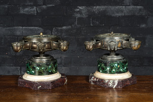 Une paire de lampes à huile de style néo-classique en bronze argenté sur socle en marbre et faux marbre, France, 19ème